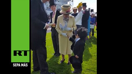La reina Isabel II saluda a uno de los niños más galantes del mundo