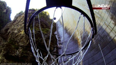 Una canasta de altura: Encestan una pelota desde una presa a 126 metros