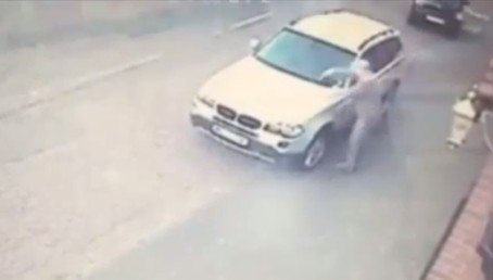 Se quiere vengar quemando un auto y se quema a sí mismo