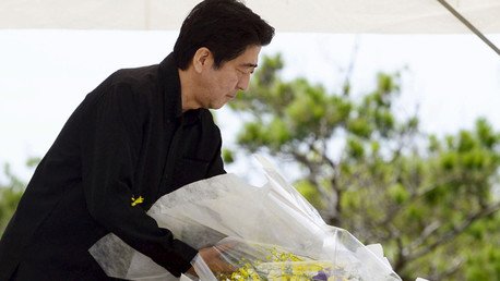 Abuchean al primer ministro de Japón en protesta por las bases militares de EE.UU. en Okinawa 