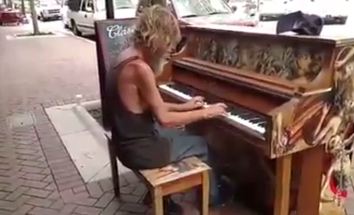 Conmovedor: un sintecho de EE.UU. deslumbra tocando el piano en plena calle