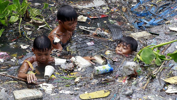 Fotos impactantes: Niños filipinos hurgan en ríos de basura para sobrevivir