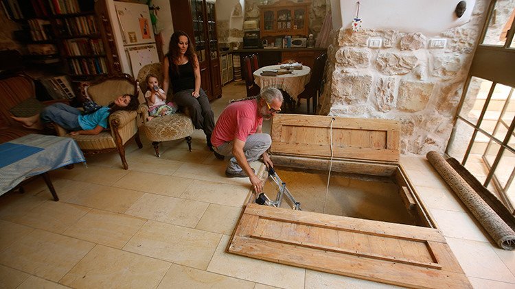 Remodelan su casa en Jerusalén y hallan un 'tesoro' de 2.000 años bajo sus pies