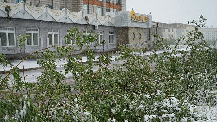 Julio de nieves: Fuertes nevadas cubren la ciudad rusa de Vorkutá (Video, Fotos)