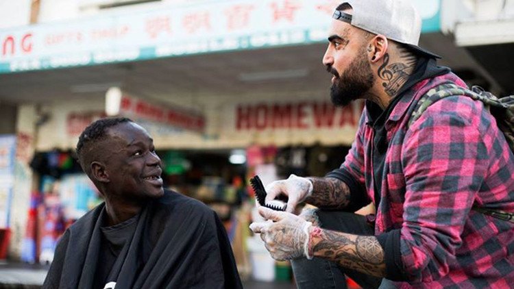 Un barbero se dedica a cambiar el 'look' a los indigentes