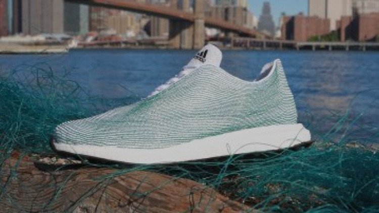 ¿Una solución para la contaminación marina?: Crean zapatillas a partir de basura oceánica