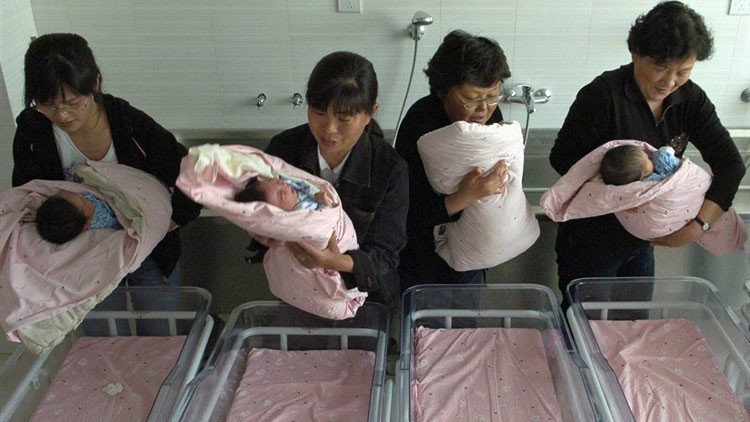 Propuesta polémica en China: empresa quiere multar a empleadas que queden embarazadas sin permiso