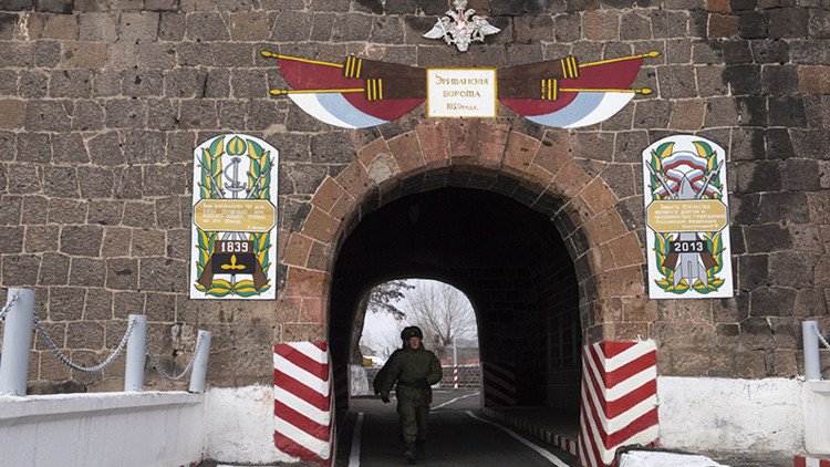 Una inspección sorpresa de capacidad combativa: Rusia pone en alerta a sus tropas en Armenia