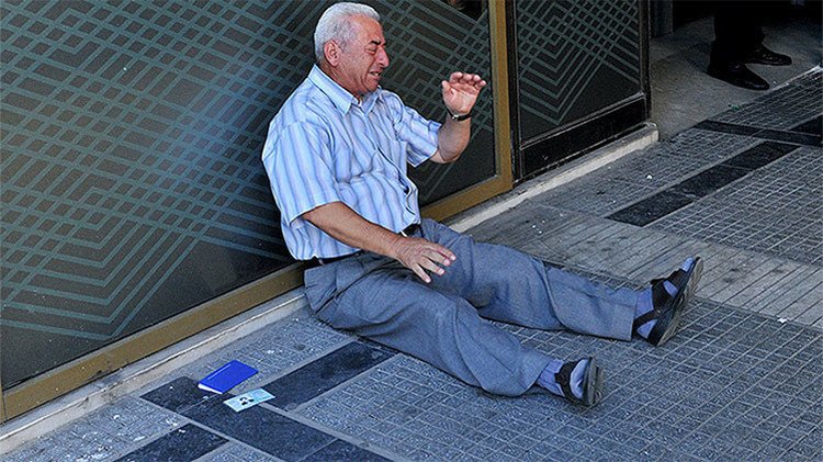 El sufrimiento de los ancianos griegos que no pueden retirar sus pensiones de los bancos