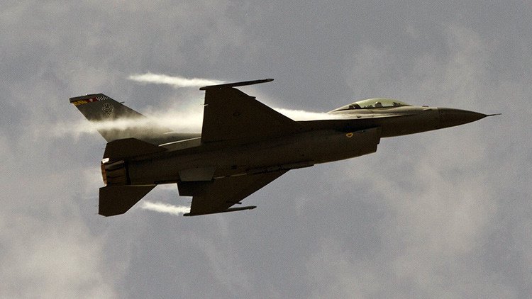 Un caza militar F-16 choca con una avioneta en EE.UU.
