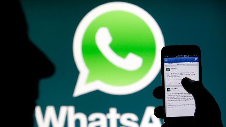 Cómo el 'comisario WhatsApp' frena delitos en una ciudad argentina usando las redes sociales
