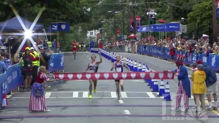 Un atleta de EE.UU. pierde la carrera por celebrar su 'victoria' antes de tiempo