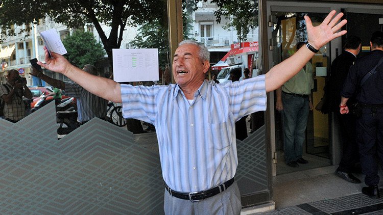 El jubilado desesperado, rostro de Grecia, recibirá ayuda desde el otro lado del mundo