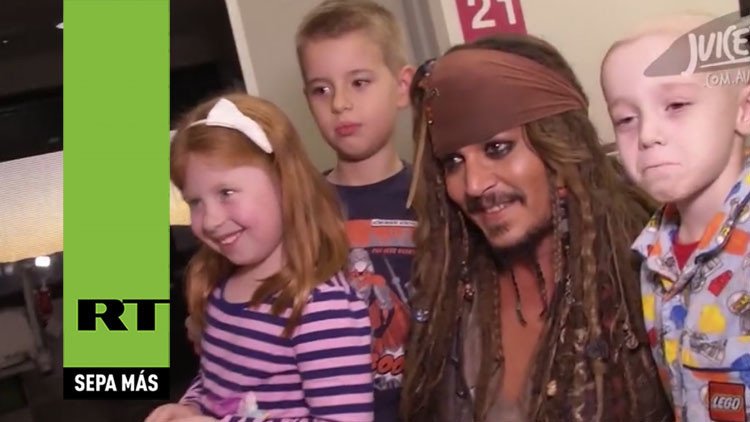 Johnny Depp visita a niños hospitalizados vestido como Jack Sparrow 