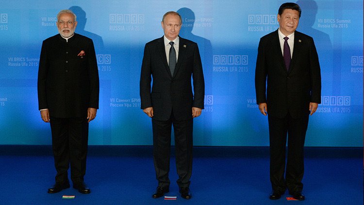 Politólogo: El BRICS y la OCS son "ases que Rusia tiene en la manga"