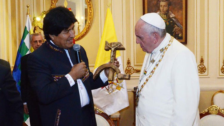 ¿Qué significa el regalo de Evo Morales al papa Francisco?