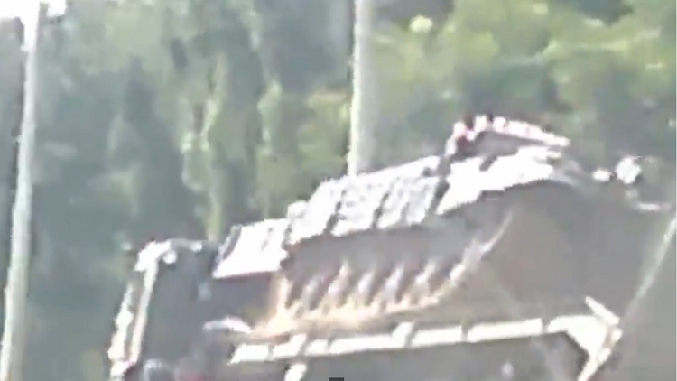 Un tanque 'voló' en Crimea pero acabó en la cuneta