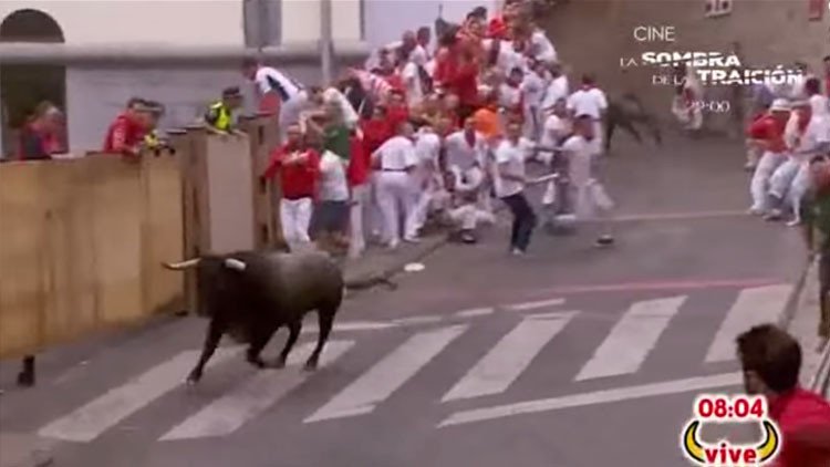 'Paso de los Sanfermines': Un toro da media vuelta y regresa a su corral al ver a la multitud