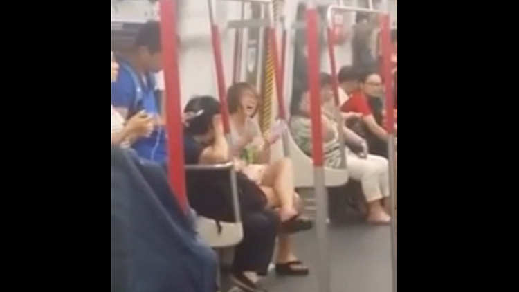 Una hongkonesa se pone histérica en el metro al agotársele la batería del celular