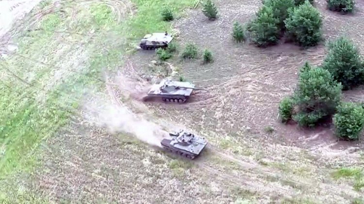Video: un dron capta nuevos vehículos de combate de Rusia en plena acción