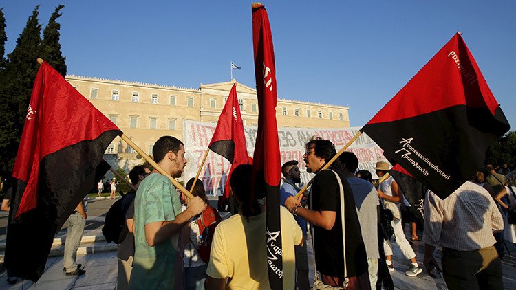 Los griegos salen a las calles de Atenas en protesta contra el nuevo acuerdo de rescate