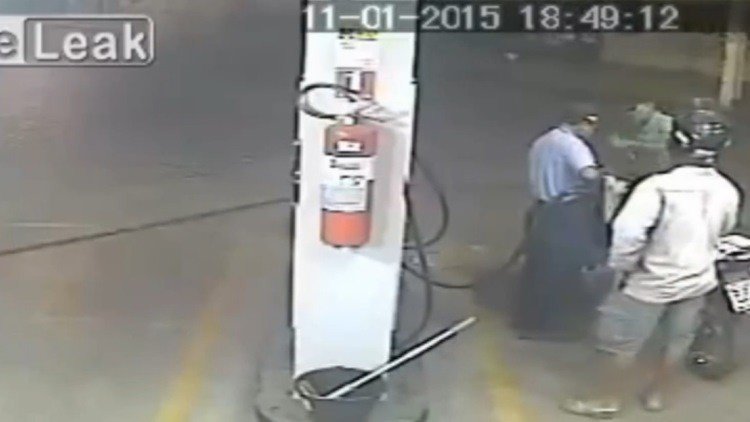 Un empleado de gasolinera evita un robo 'disparando' chorros de combustible