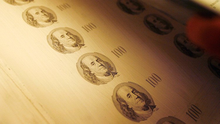 Una estadounidense imprimió dinero falso en su casa "con el permiso" de Obama
