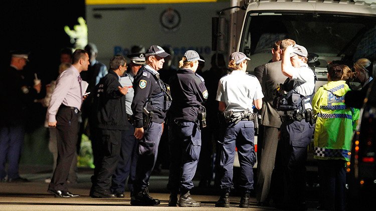 Un hombre que porta explosivos toma al menos un rehén en Australia
