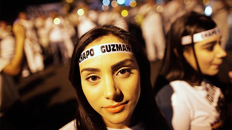 Muchos lo odian pero otros lo quieren: Mexicanos marchan para apoyar al 'Chapo'
