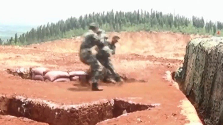 A un soldado se le escapa una granada de mano para terror de sus compañeros