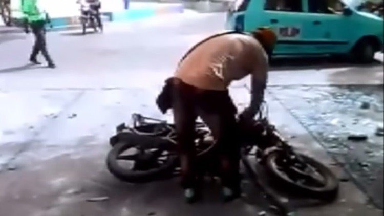 Prefiere destruir su moto antes que dejarla 'en las garras' de la grúa