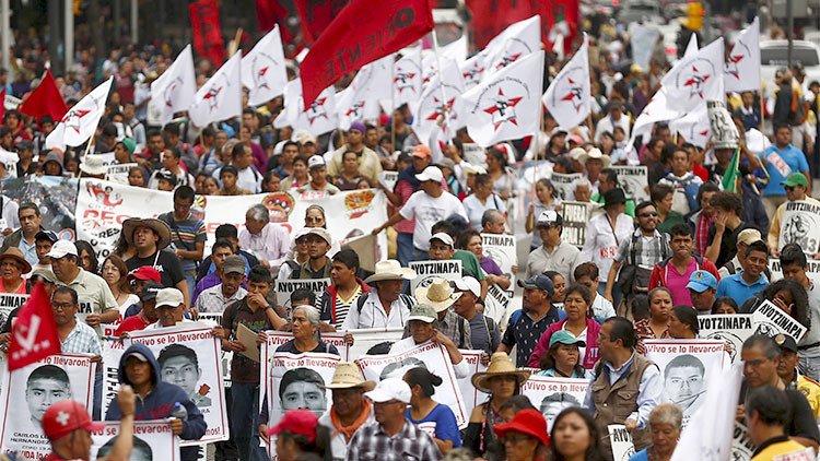 México: La escuela de los 43 estudiantes desaparecidos les dedica una graduación