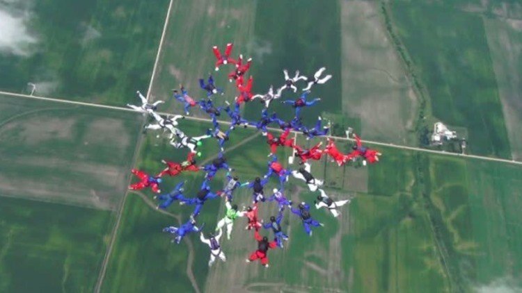 Más de 30 paracaidistas 'tejen' un nido en el aire