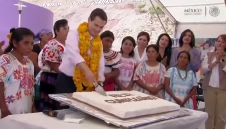 A Peña Nieto se le cae el pastel de cumpleaños y desata las burlas en Internet 