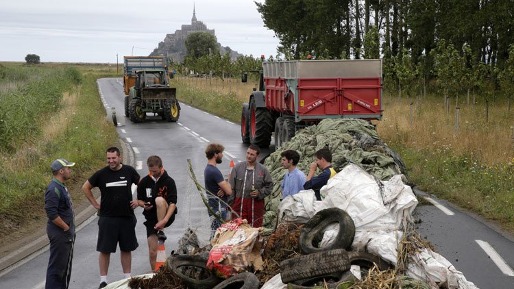 Agricultores franceses 'asedian' el monte Saint-Michel bloqueando el acceso con estiércol (VIDEO)