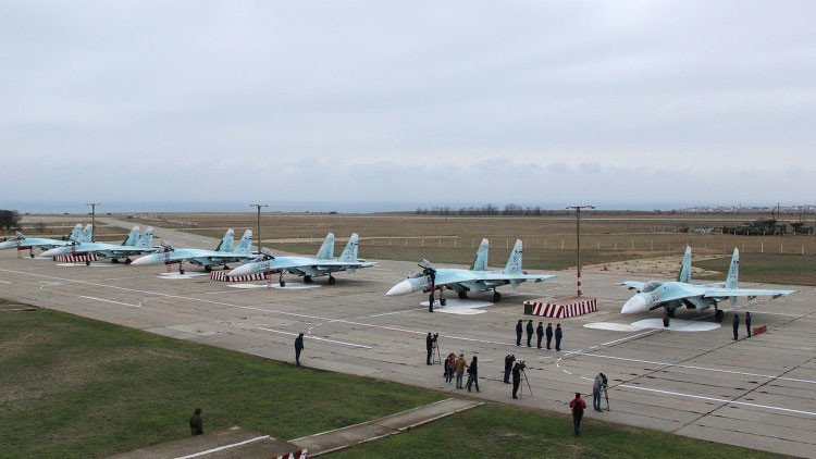 Helicópteros y cazas  Su-27 en las maniobras del Ejército ruso en Crimea