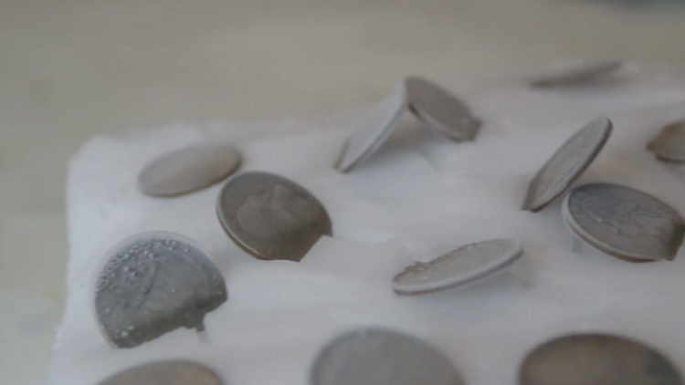 Esto es lo que ocurre al poner monedas sobre hielo seco
