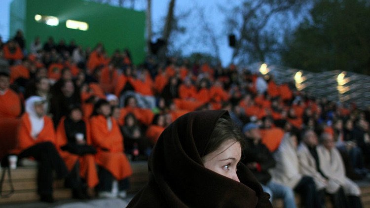 Comedia y sopa caliente: abre en Moscú el primer cine para personas sin hogar 