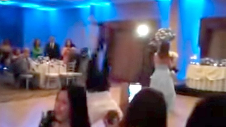 Algo salió mal: El novio noquea a su esposa durante el baile nupcial