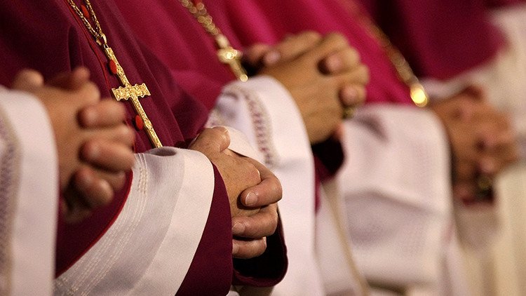 Un francés demanda al Vaticano por encubrir crímenes de un cura que "lo convirtió en pederasta"