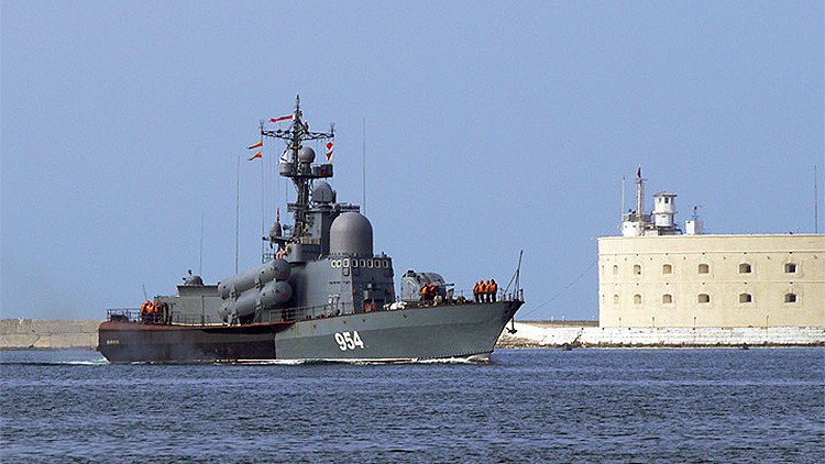 Buque portamisiles ruso sigue la pista a un destructor estadounidense en el mar Negro