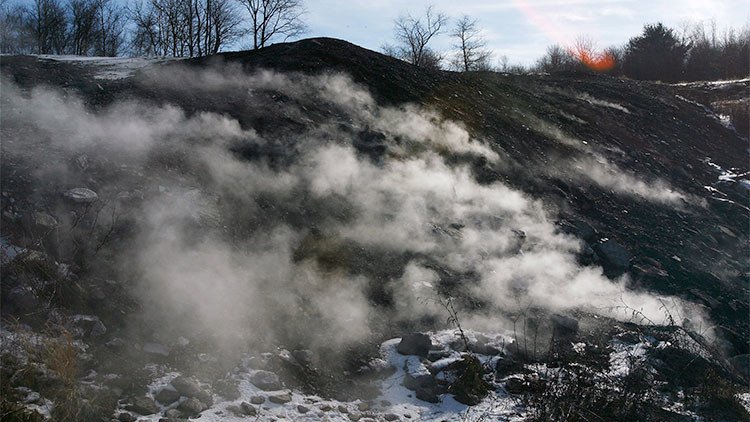 La llama eterna: un fuego subterráneo de 50 años deja un pueblo sin habitantes