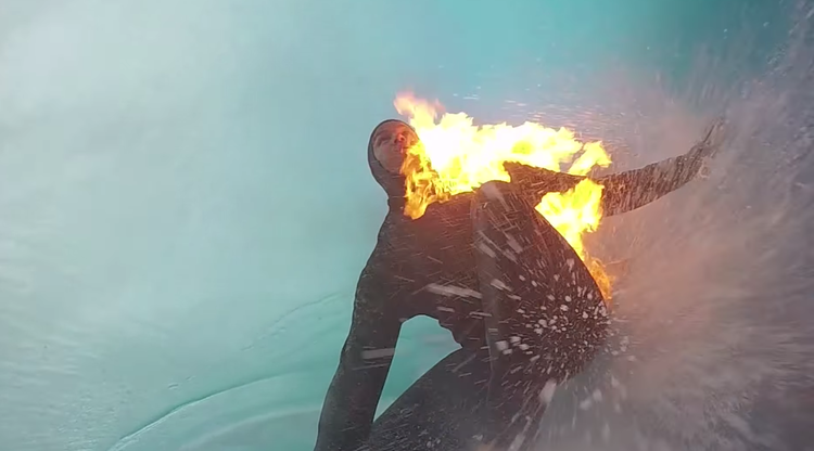 Un temerario surfista se prende fuego y domina las olas envuelto en llamas