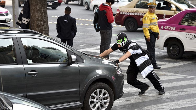 Peatonito, héroe enmascarado que lucha por los peatones mexicanos