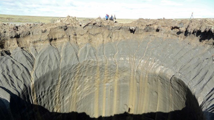 "Cabría un edificio de 25 plantas": RT desciende a los misteriosos cráteres de Siberia 