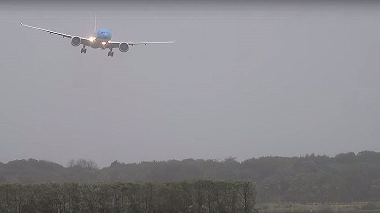 Un piloto de KLM realiza un perfecto aterrizaje con vientos huracanados