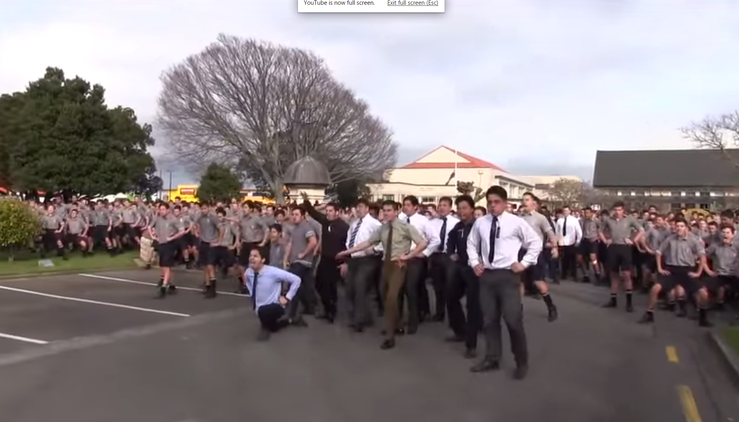 El solemne 'haka' de los estudiantes neozelandeses en el funeral de su profesor   