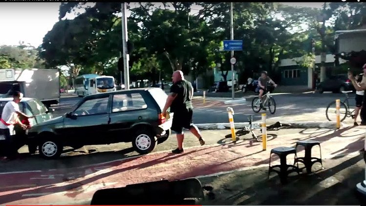 ¿Qué sucede cuando un fortachón encuentra bloqueada la vía para ciclistas?