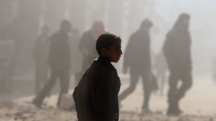 Furia en las redes por una golpiza a un niño sirio refugiado que vendía pañuelos en Turquía 