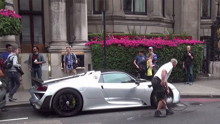 Lavan el Porsche de un millonario saudí en una carretera congestionada de Londres